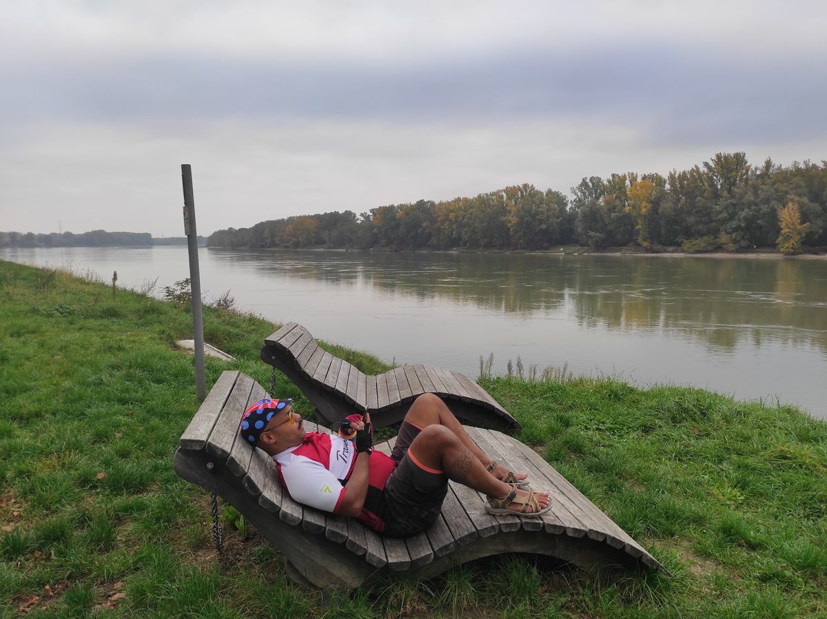 Courte pause sur les rives du Danube à la recherche d'une chambre pour ce soir