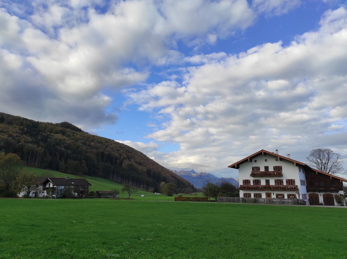 Paysages de Bavière: maison typique sur fond de montagnes