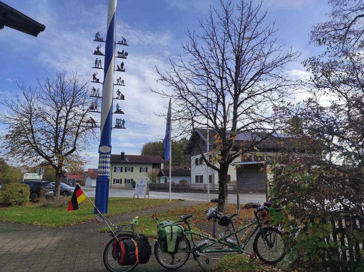 Notre drapeau allemand et notre vélo devant un Maibaum en Bavière