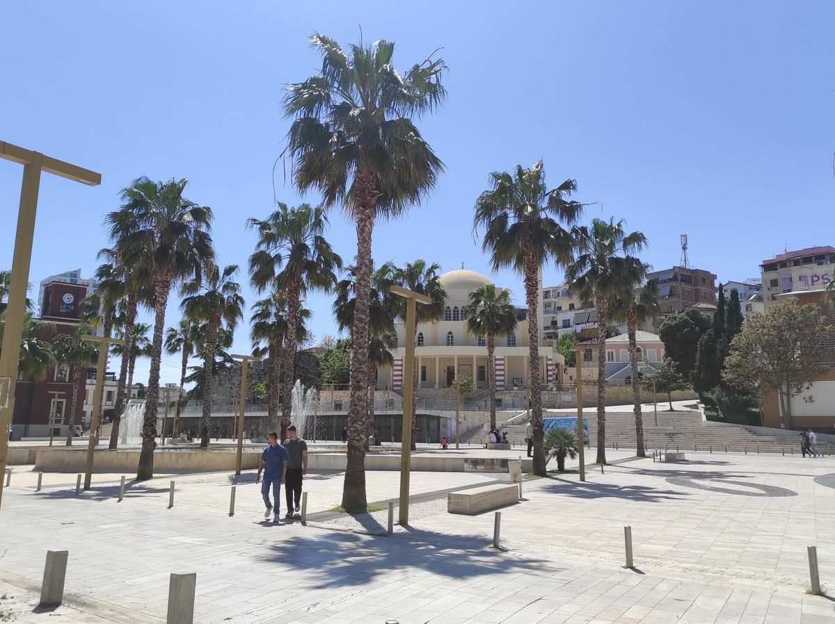 Centre de Durrës: palmiers et nouvelle mosquée