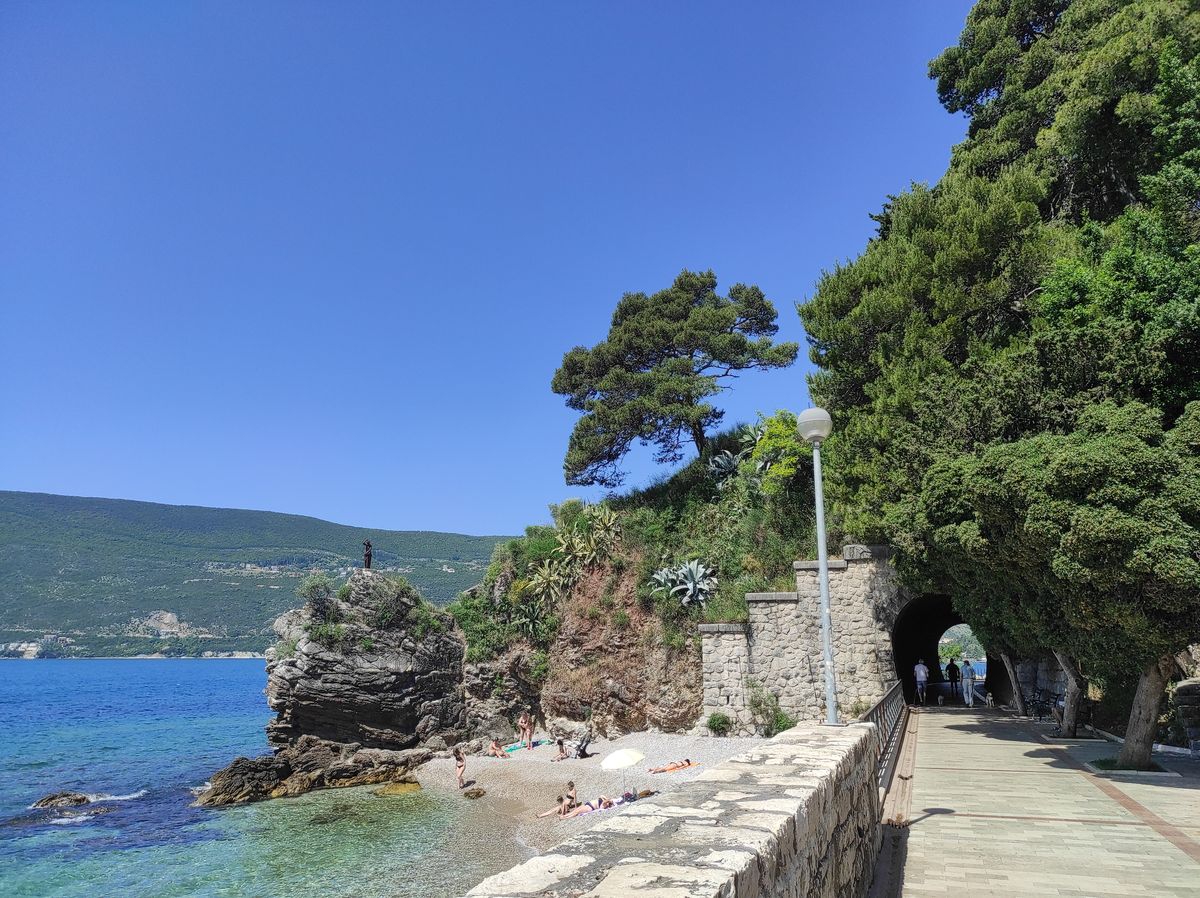 Promenade piétonne le long de la mer à Herceg Novi
