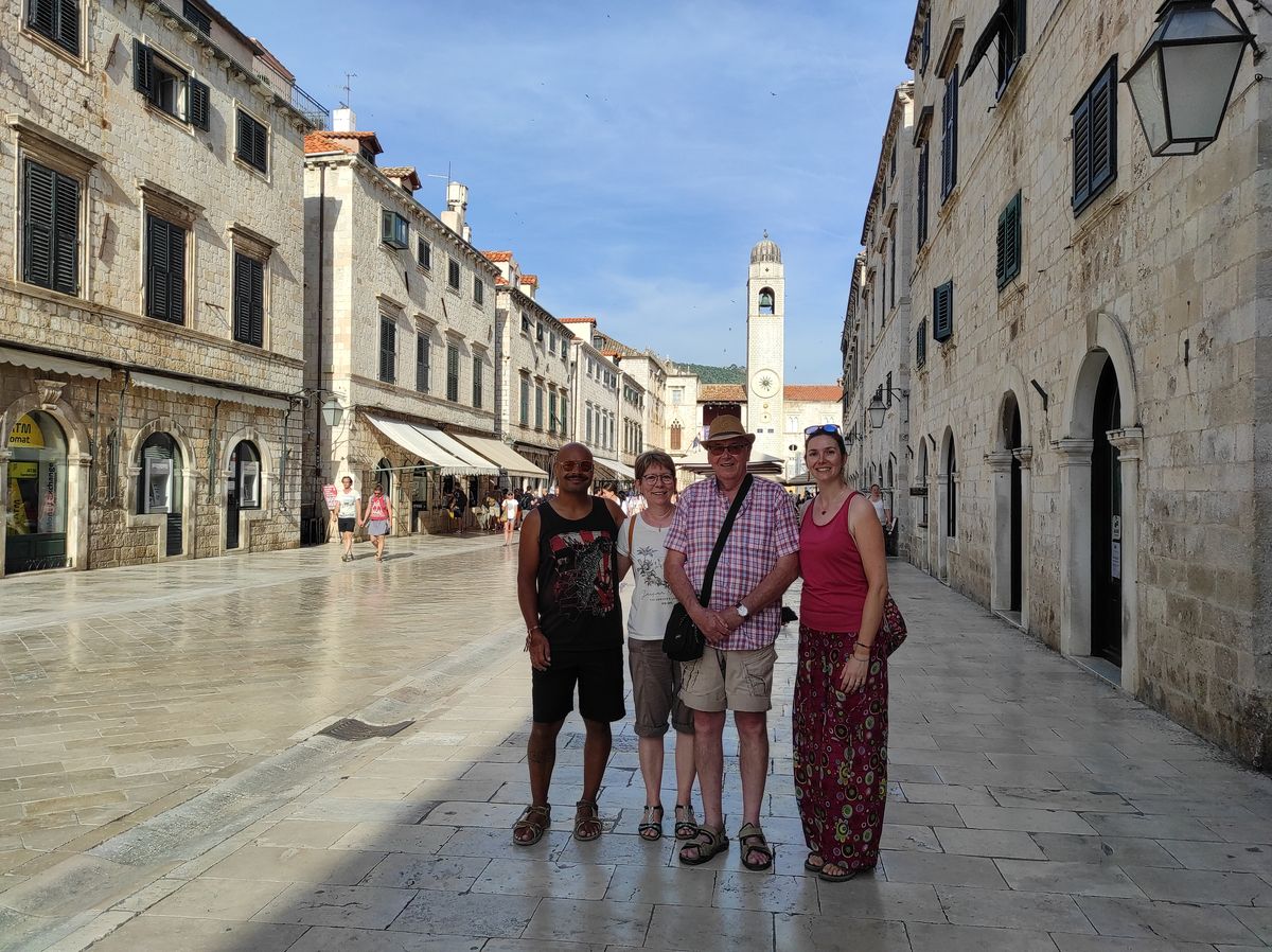 Avec les parents dans la vieille ville de Dubrovnik