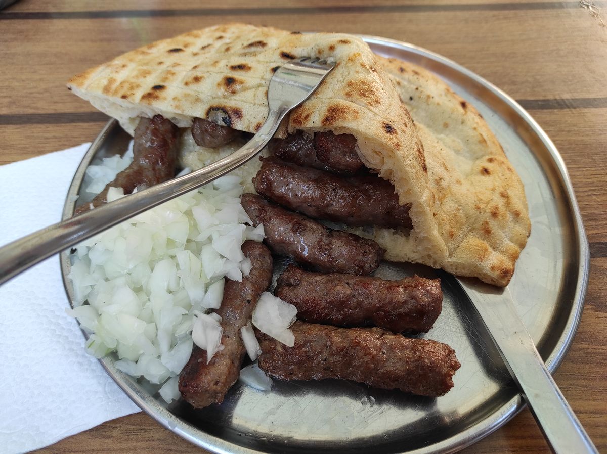 Les ćevapi (boulettes de viande grillée): une institution à Sarajevo
