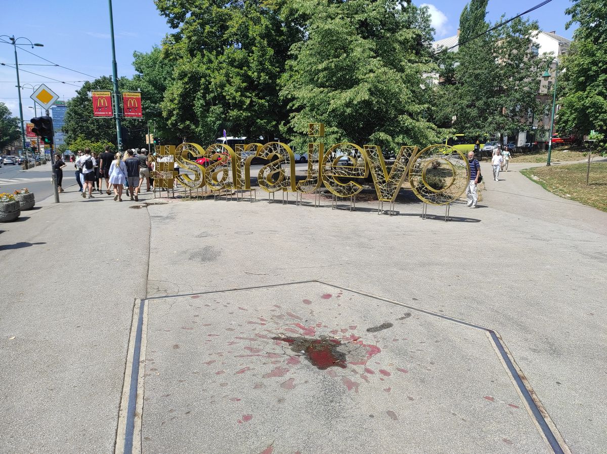 Rose de Sarajevo: traces d'explosion peintes en rouge