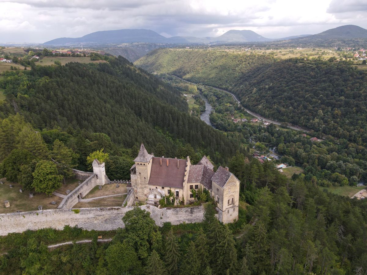Le château de Ostrožac domine le canyon de l'Una