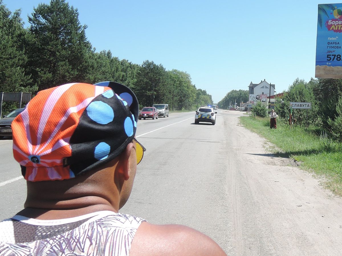 Avec Roman à l'entrée de la ville