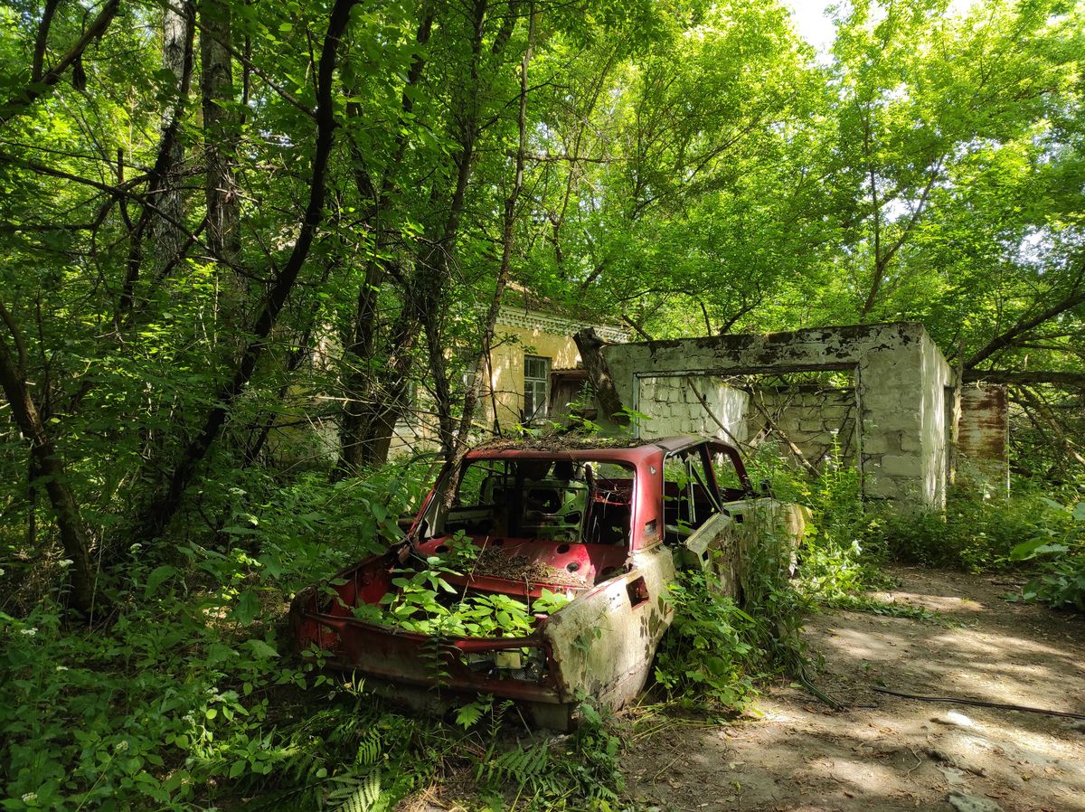Maison et voiture abandonnées