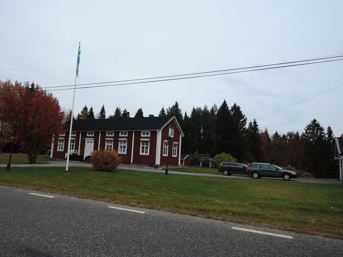 Maison rouge, voitures Volvo et drapeau Suèdois, classique!