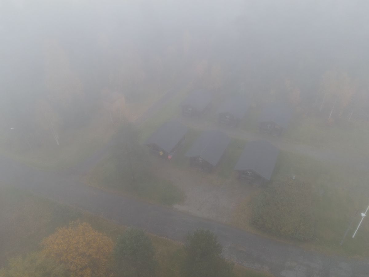 Le camping vu du ciel à travers le brouillard