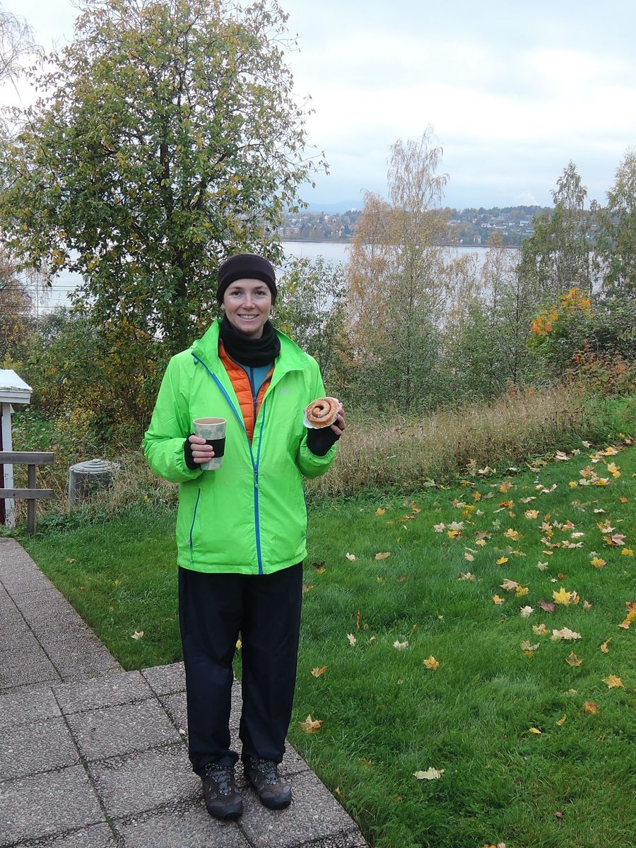 Goûter: chocolat chaud et pâtisserie à la cannelle