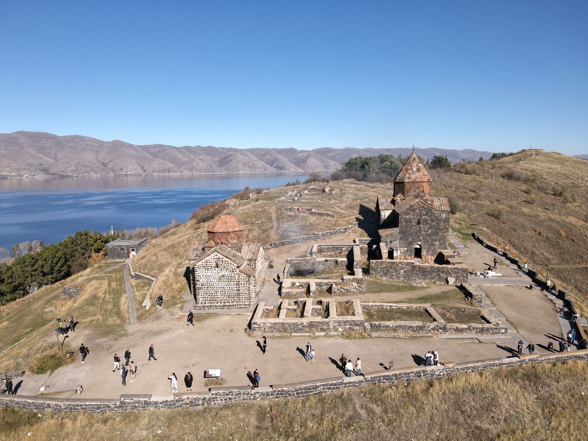 Le monastère Sevanavank sur la péninsule du lac Sevan