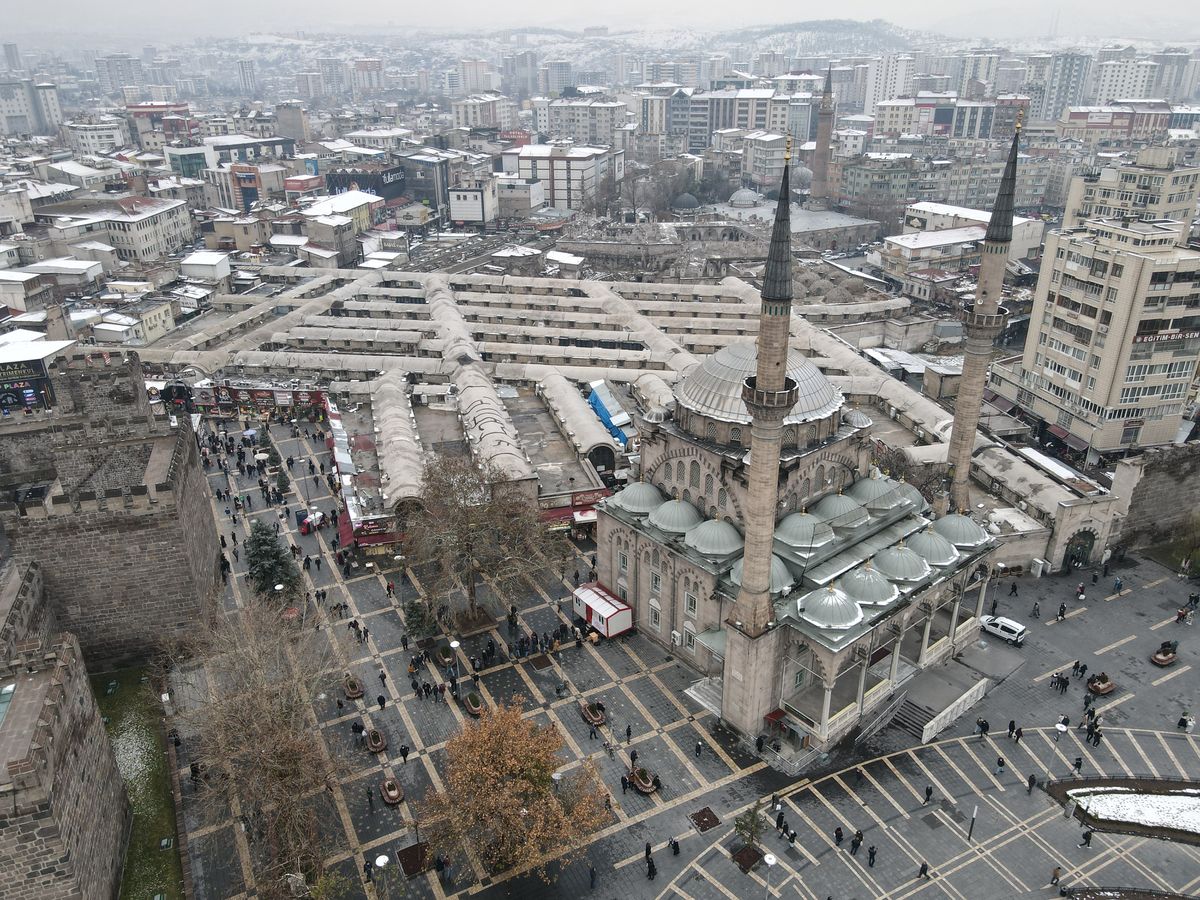 La mosquée Bürüngüz et le bazar