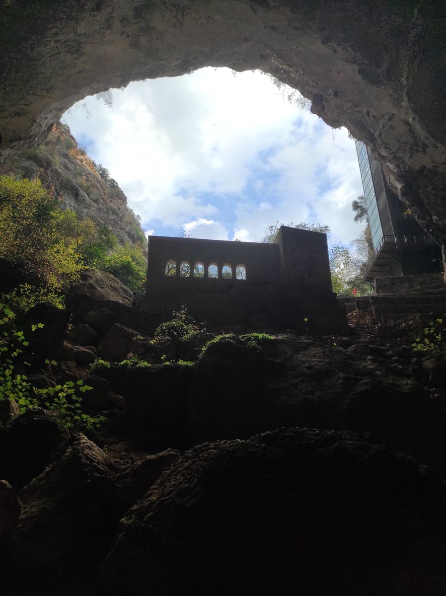 La grotte du paradis et l'église Sainte-Marie