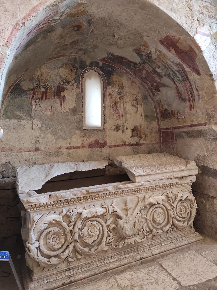 Le sarcophage de Saint Nicolas?