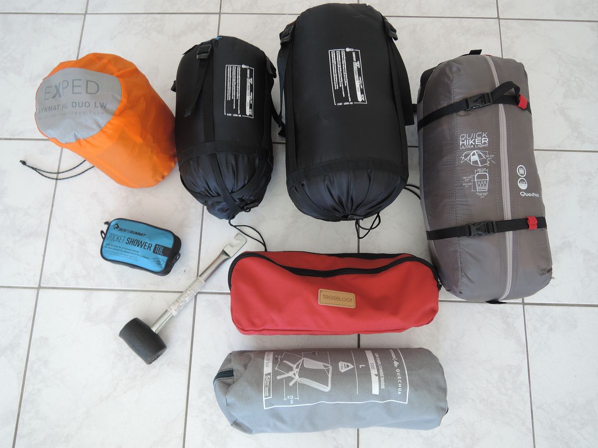 les affaires de camping: tente, maillet, matelas, 2 sacs de couchage, 2 chaises pliantes et 1 douche portable