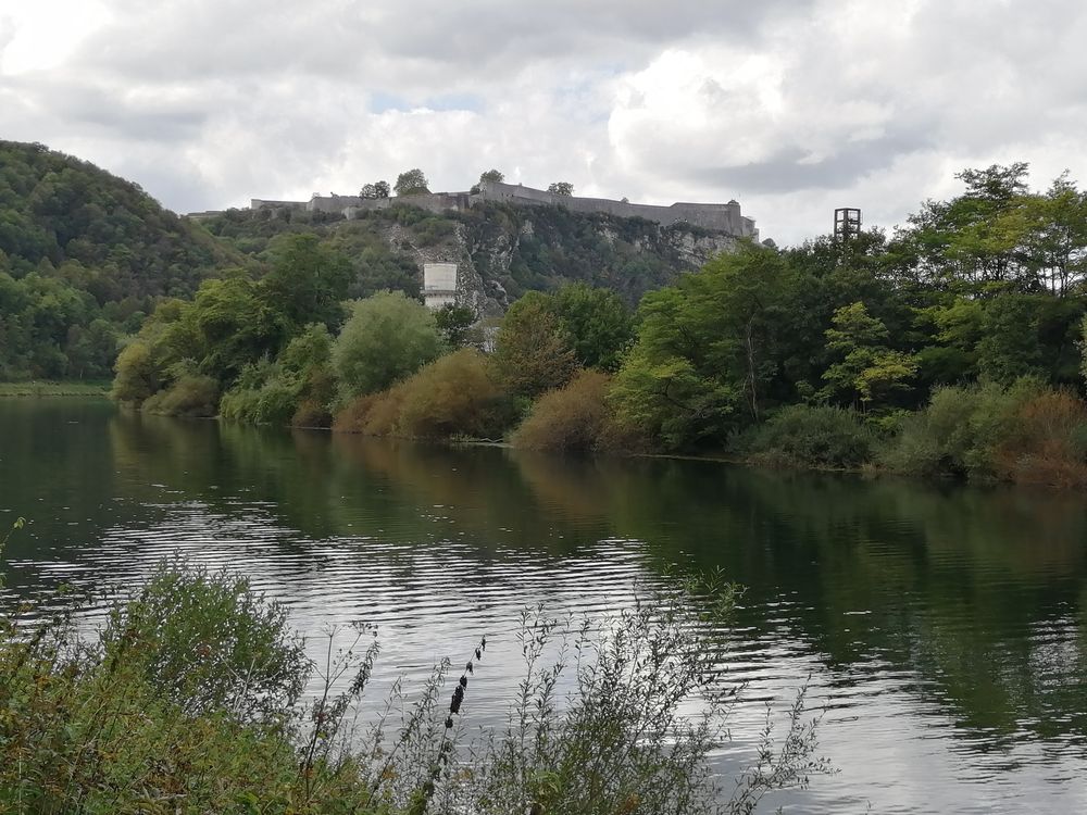 Les remparts de Besançon vus du bas