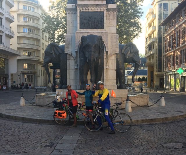 Avec Jacky devant la statue des 400 culs, euh des 4 sans cul, à Chambéry