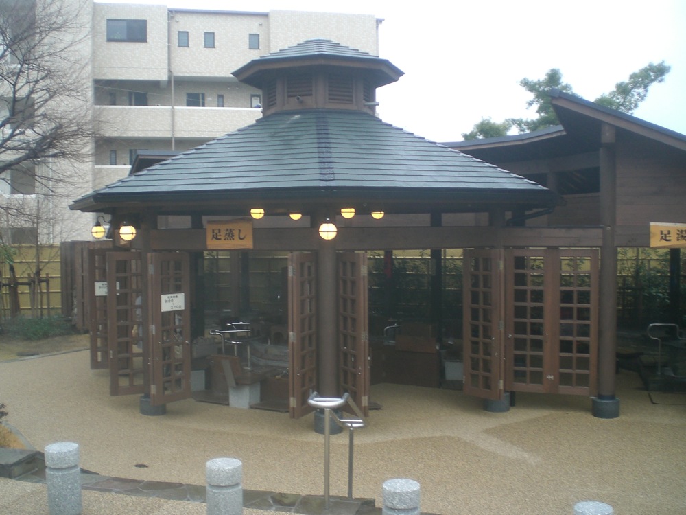 Un bain de pied naturel extrêmement chaud, en libre accès au milieu du village