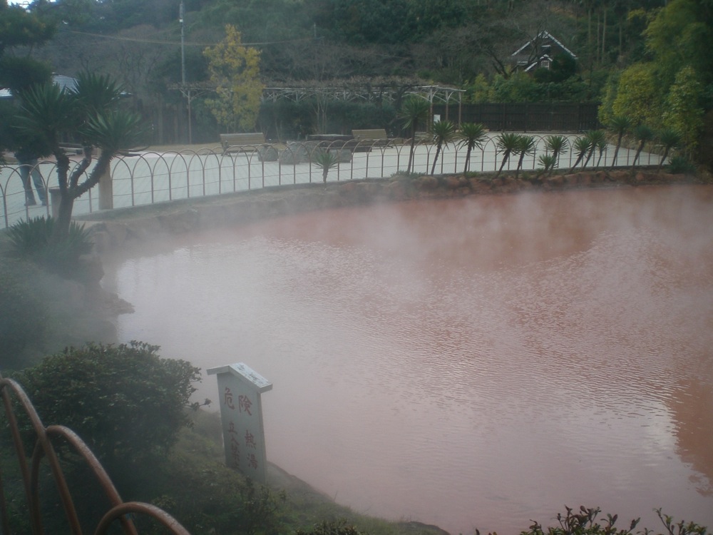 Jiike: un enfer rouge sang sur les cartes postales et plutôt couleur brique en réalité
