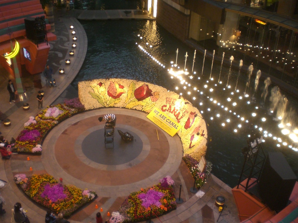 Canal City: on arrive au bon moment pour voir les acrobaties d'un mec plutôt doué! Encouragé par les jets d'eau derrière lui... et les applaudissements du public