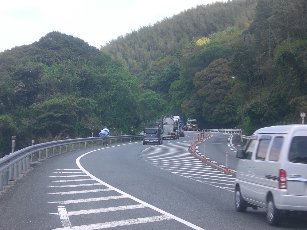 Sur la route, petite traversée de montagne. Ca monte un peu mais c'est joliiii...