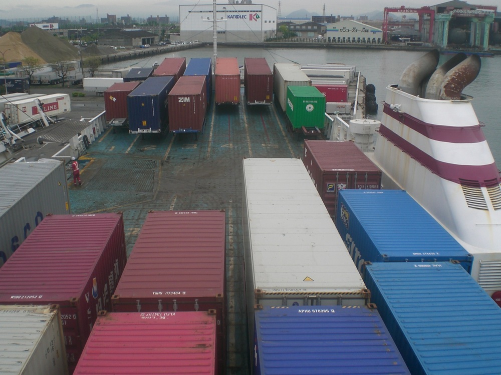 Le ferry Takamatsu-Kobe se rempli de containers et de camions: ils osnt bien plus nombreux que les passagers