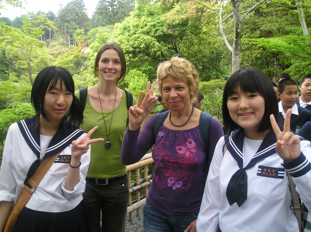Cette fois, c'est l'accompagnateur de ces jeunes filles qui veut nous prendre en photo avec elles. Et pourquoi pas?!