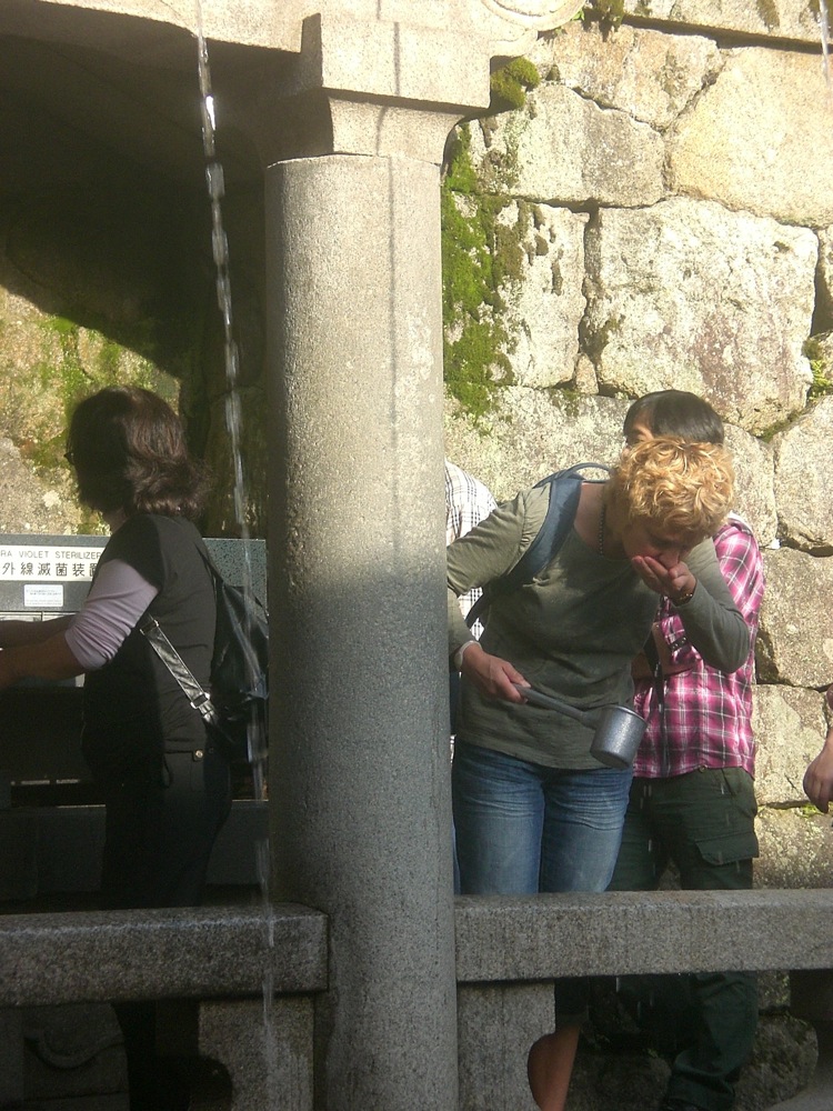 Puis on boit l'eau sacrée, on rince la louche et on la repose