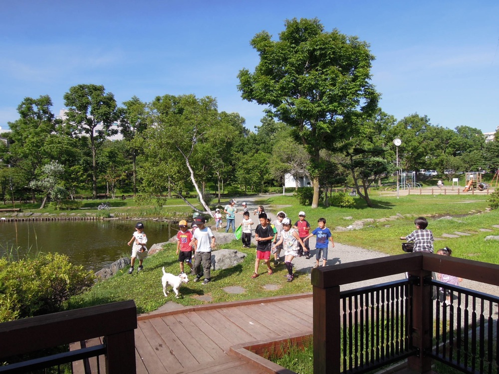 Carlo est poursuivi par une horde d'enfants