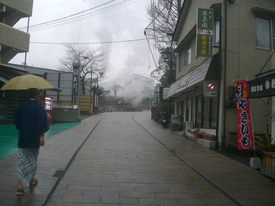 Le quartier fumant de Kannawa: un homme en yukata se rend visiblement aux bains