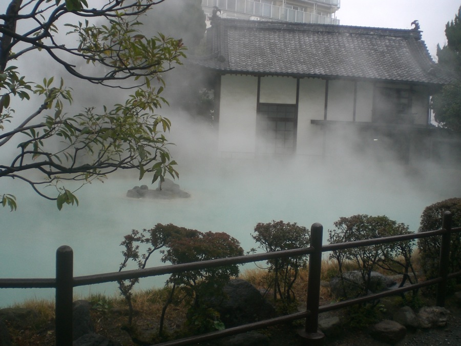 Onsen de l'enfer Shiraike: un lac bleu laiteux d'où s'échappe de gros nuages de vapeur