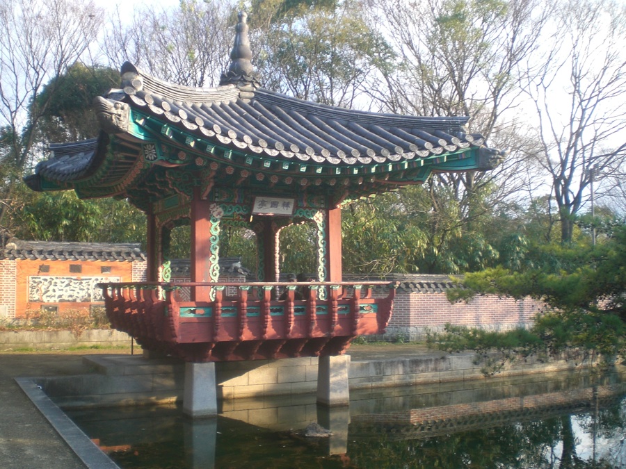 Dans le parc, un pavillon coréen