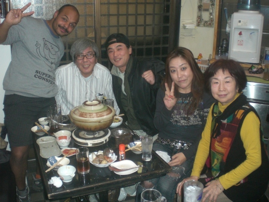 Tous autour du plat de nabe: François, Hiroshi, Masashi, Keiko et Mama Donguri