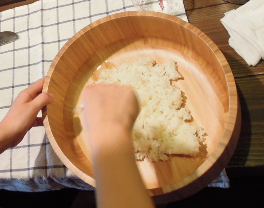 Mélange du riz avec la sauce
