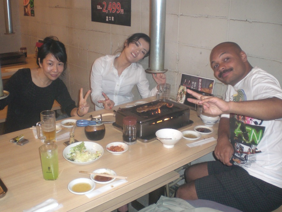 Miharu, Naomi et François à table au restaurant de viande à volonté (yakiniku)