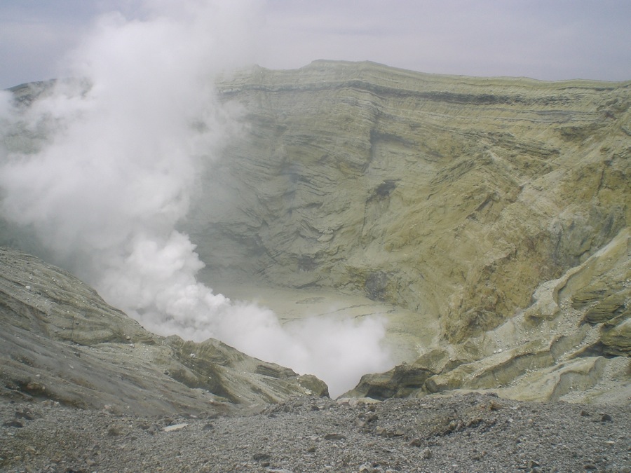 Voici le Naka-Dake, un des volcans encore actif de la caldeira du Mont Aso. Au fond du cratère, on devine un lac, caché derrière les fumées de soufre