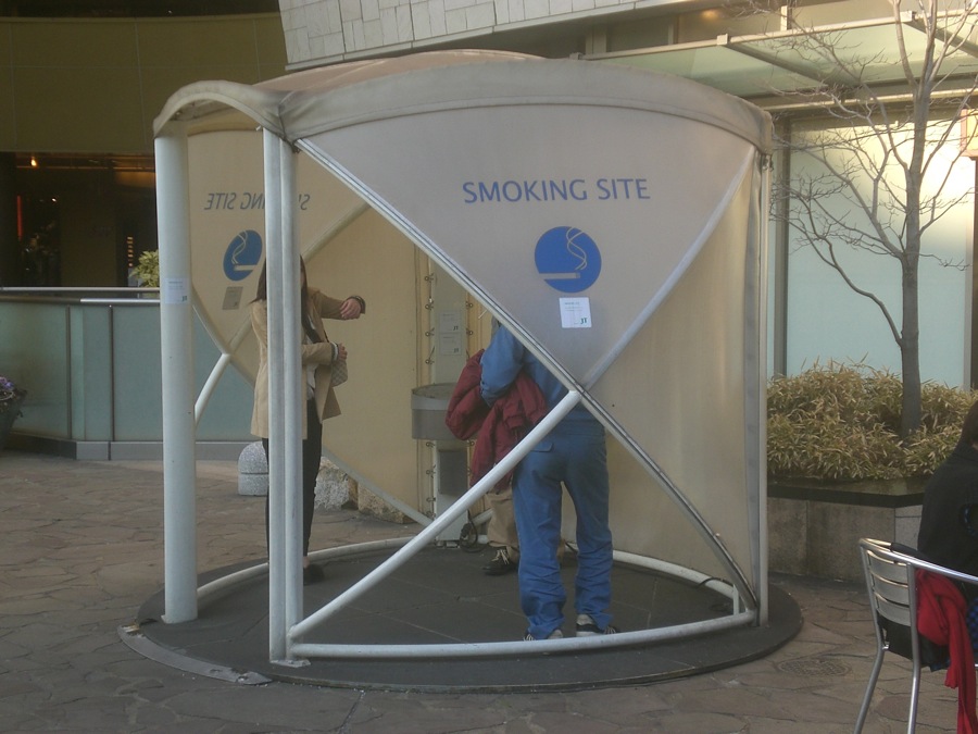 Bulle pour fumeurs au pied du centre commercial de Kitakyshu