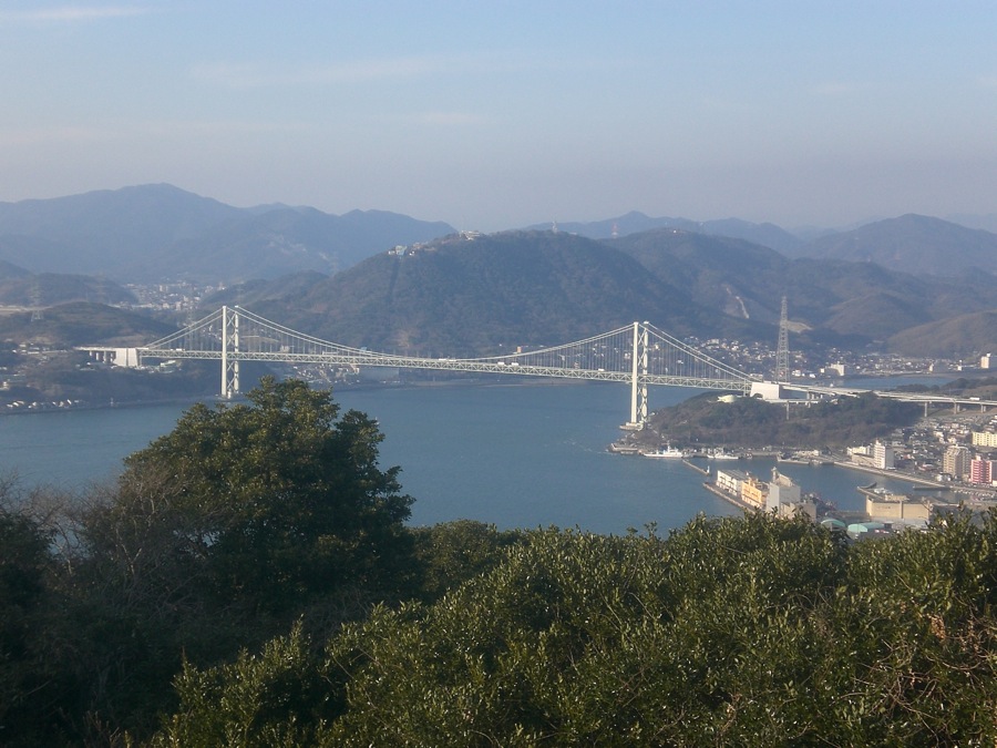 Vue du haut de la montagne sur le pont qui relie Kyushu à Honshu (l'île principale du Japon)