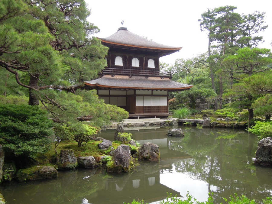 Pavillon dont l'étage supérieur est d'inspiration chinoise alors que l'étage inférieur est d'influence japonaise