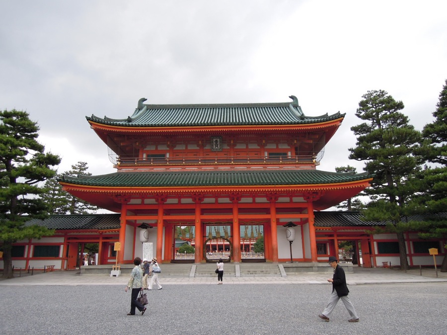 Un bâtiment du temple Heian devant lequel se trouve des arbres de fleurs de papier!