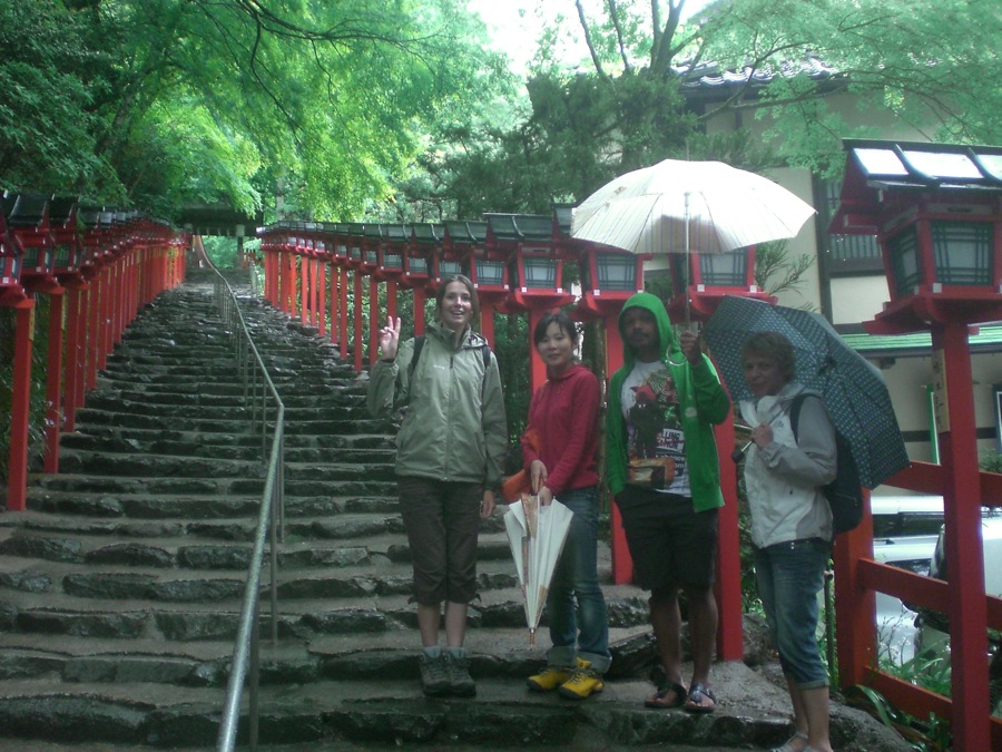 L'entrée du temple Kibune se fait par cet escalier encadré de lanternes rouges