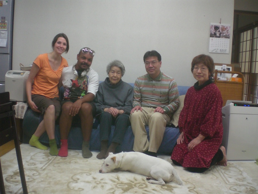 Voici la famille qui nous a invité à boire un thé tout près de la ville d'Iwakuni