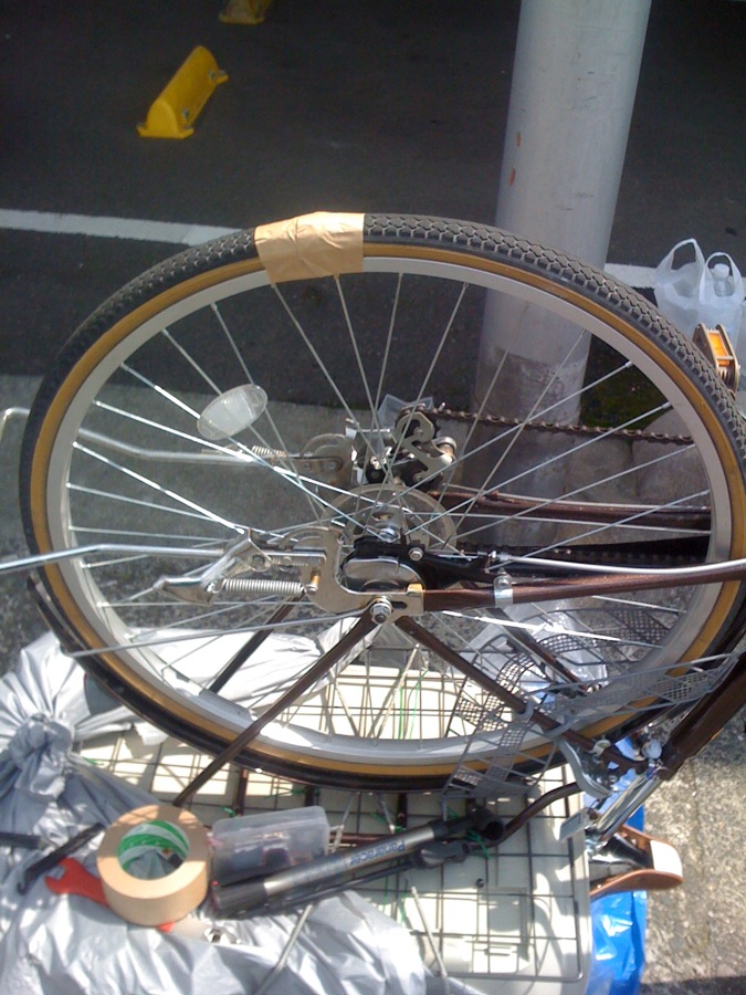 Réparation maison du pneu arrière du vélo de Sandrine! Bravo les ingénieurs!