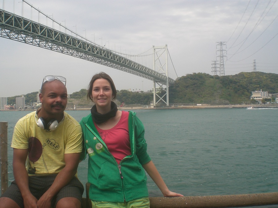Le pont derrière nous relie Kitakyushu (sur l'île de Kyushu) à Shimonoseki (sur l'île de Honshu)