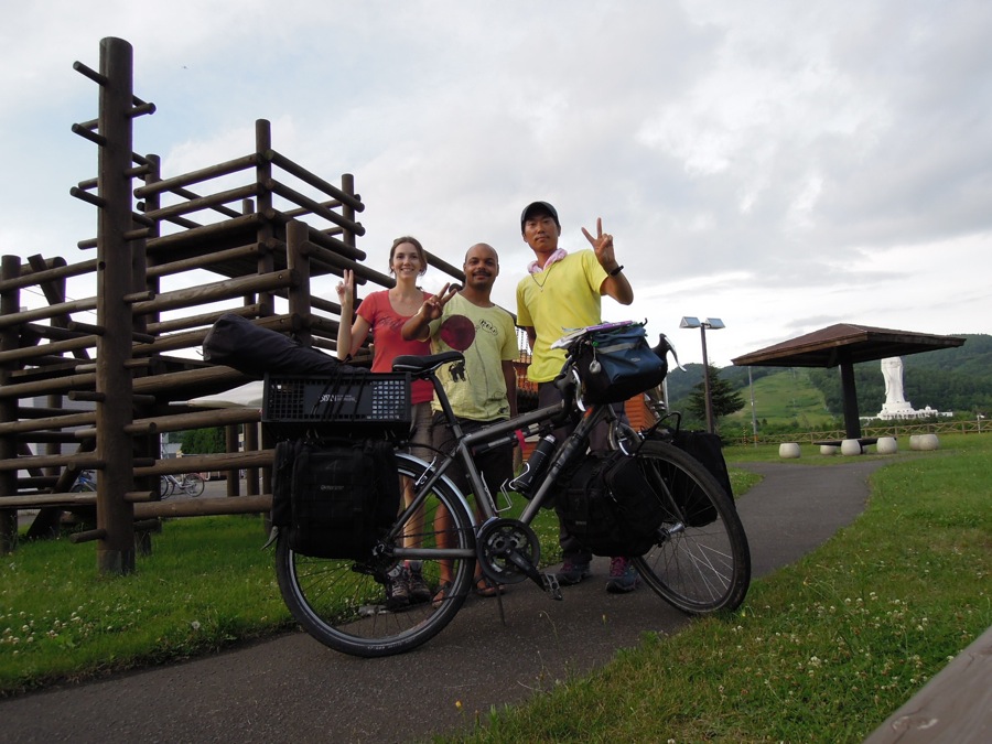 Un autre cyclotouriste bien chargé sur les routes d'Hokkaido