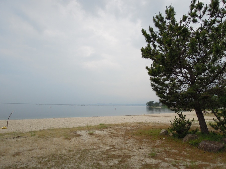 L'emplacement de camping au bord du lac: voici la vue depuis notre tente