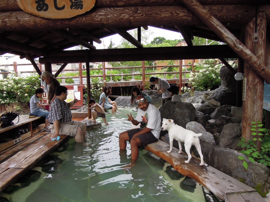 Bain de pieds à Kawayu Onsen: rien de tel pour faire une pause quand on pédale toute la journée!