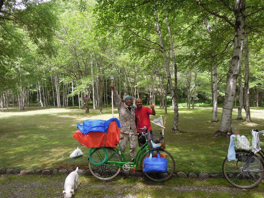 François avec notre voisin au camping de Tsutsuji