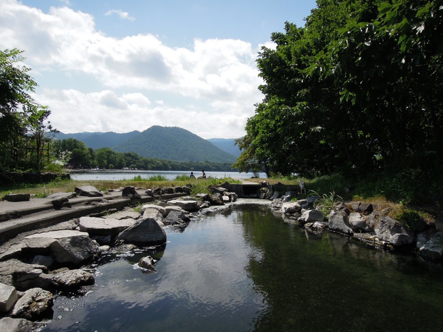 Un onsen sauvage au bord du lac: un bain chaud en plein air ouvert à tous librement