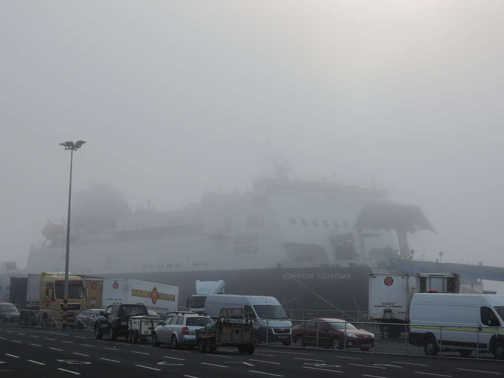 Le ferry dans le brouillard